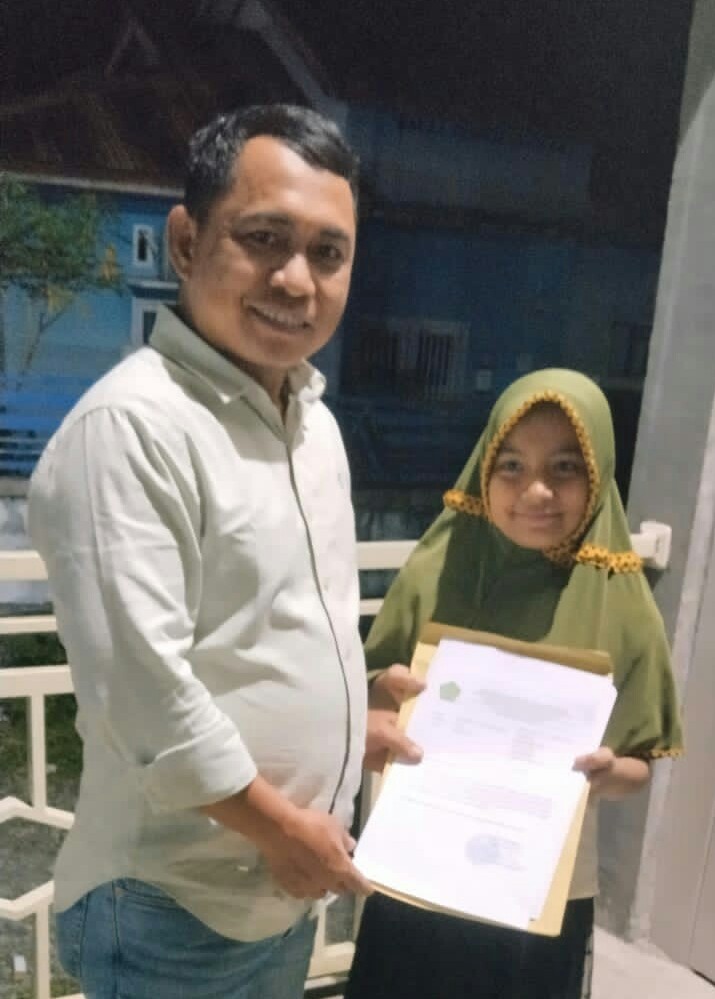 Ali Sadikin Anggota DPRK Nagan Raya Aceh Fraksi Partai Gerindra Bersama Siswi MIN 3 Nagan Raya 