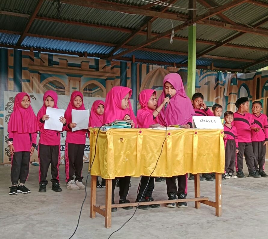 Murid Kelas Dua Melatih Berpidato dalam efen kegiatan Muhadzarah di setiap hari Sabtu. Kegiatan tersebut Program Madrasah Ibtidaiyah Negeri 3 Nagan Raya Provinsi Aceh 