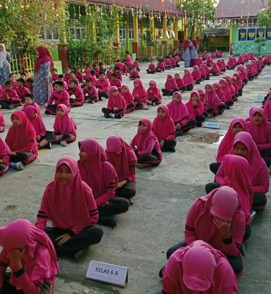 Puluhan Murid Madrasah Ibtidaiyah Negeri 3 Nagan Raya Mengikuti Kegiatan Sekolah 