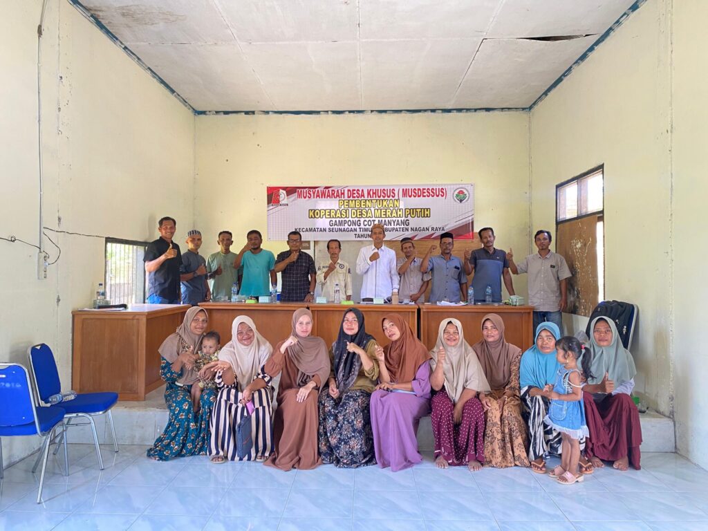 Usai Kegiatan Mudesus Keuchik Gampong Cot Manyang Zedi Trima Mulia Gelar Photo Bersama Pengurus KMP.