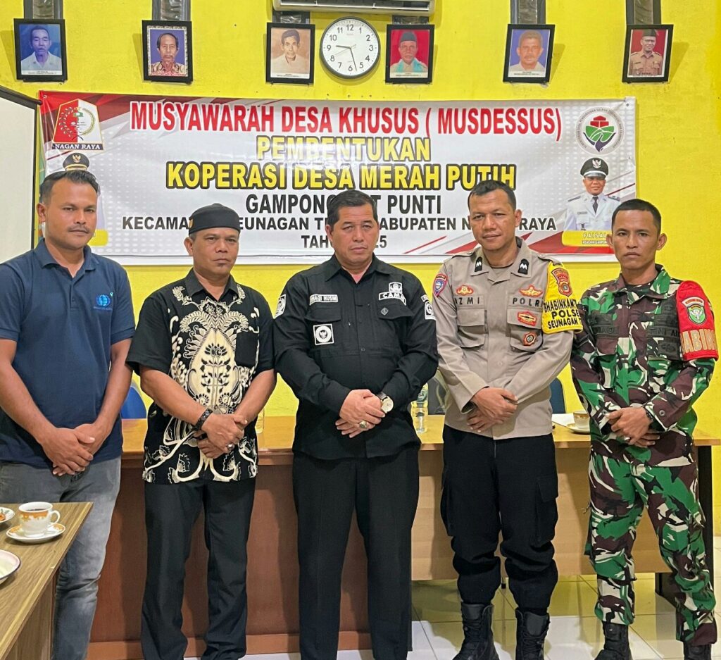 Setelah Selesai Musyawarah Desa Khusus Pembentukan Struktur Pengurus Koperasi Merah Putih Keuchik Cot Punti Faisal Gelar Photo Bersama Camat. Bibinsa dan Babinkamtibmas.