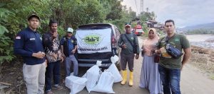 Anggota RAPI Nagan Raya Salurkan Bantuan Masa Panik Untuk Warga Korban Banjir Bandang Beutong Ateuh Banggalang Kabupaten Nagan Raya 