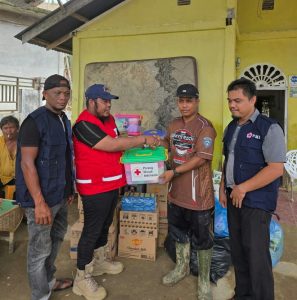 Ketua PMI Nagan Raya Serahkan Bantuan Sosial Untuk Korban Banjir di Desa Panton Pange Kecamatan Tripa Makmur 