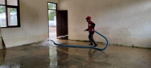 Relawan PMI Nagan Raya Provinsi Aceh Bersihkan Ruang Kelas SDN Alue Siron 
