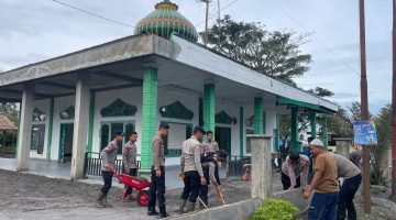 Pasca Banjir Dan Longsor Personel Brimob Polda Aceh Bersihkan Lumpur Di Masjid Al-Ikhwan