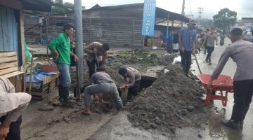 Kerja Nyata: Personel Brimob Polda Aceh Bersama Polres Bener Meriah Bersihkan Parit Jalan Pasca Bencana
