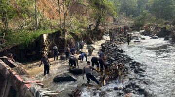 Peduli Ketahanan Pangan: Puluhan Personil Polri Bantu Bangun Bendungan Irigasi