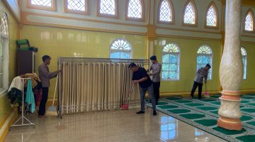 Jum’at Bersih: Satgas Aman Nusa II Brimob Polda Aceh Gelar Aksi Gotong Royong