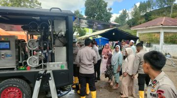 Polres Gayo Lues Bersama Brimob Polda Sumsel Sediakan Air Bersih Siap Minum bagi Pengungsi
