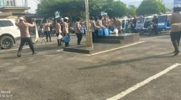 Kapolres Aceh Tenggara Bersama PJU dan Polwan Bagikan Takjil kepada Tukang Becak dan Warga Pulonas Baru