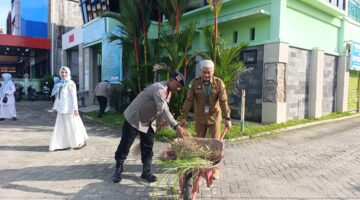 Dukung Program Indonesia ASRI, Brimob Aceh Laksanakan Manajemen Kebersihkan Di Area Puskesmas Penanggalan