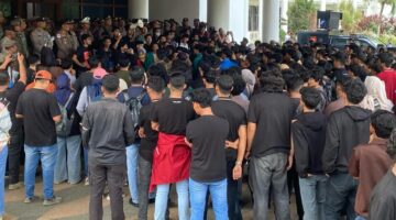 Demo Tolak Pergub JKA Memanas: Sejumlah Tokoh Aksi Diduga Diamankan, Massa Kian Beringas