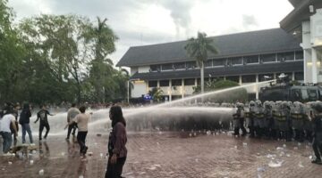 Aksi Jilid III Tolak Pergub JKA di Depan Kantor Gubernur Aceh Kembali Ricuh, Massa Dipukul Mundur Gas Air Mata