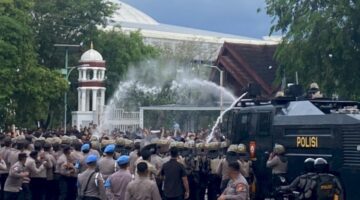 Demo Tolak Pergub JKA Ricuh, Polisi Tembakkan Gas Air Mata – Mahasiswa Terluka Dilarikan ke RS