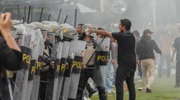 Demo Hari Ketiga Tolak Pergub JKA Makin Memanas, Massa Dorong Barikade Polisi Meski Diguyur Hujan