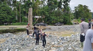 Gotong Royong Brimob dan Warga Bangun Akses Harapan di Desa Sikundo Aceh Barat