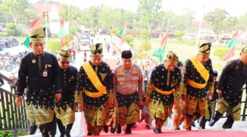 Prosesi Adat Meriah, LAMR Meranti Serahkan Datuk AKBP Aldi Alfa Faroqi ke LAMR Rokan Hilir