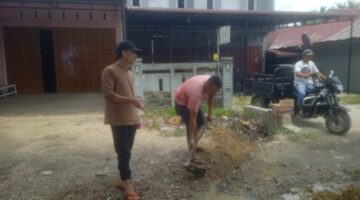 Jalan Nasional Berlubang di Jantung Kota Subulussalam, Pemuda Turun Tangan Tambal Pakai Swadaya