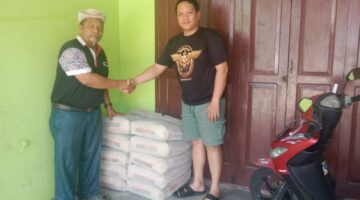 Dedi Armansyah B. Manalu Serahkan Bantuan Semen untuk Dukung Pembangunan Jalan Lorong Belakang MIN 1 Subulussalam
