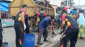 Pantauan Wartawan  Brimob Aceh Bersama TNI dan Pemko Turun Langsung Bersihkan Pasar Subulussalam