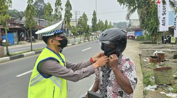 Aksi Nyata Polri! Satlantas Polres Subulussalam Bagikan Masker demi Kesehatan Pengguna Jalan