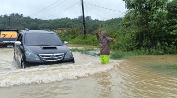 Di Tengah Banjir Desa Danau Tras, Brimob Aceh Turun Langsung Membantu Warga Dan Pengendara