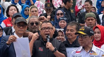 Panggung MK Memanas: Denny Indrayana Pimpin Aksi Tuntut Pemakzulan Gibran