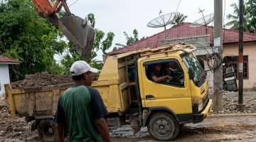 Penyelamatan Banjir Atau Penyelundupan Material, Proyek Pengerukan Jembatan Kuning I Aceh Tenggara Disorot Tajam, Warga Sebut Hanya Buang Uang Negara